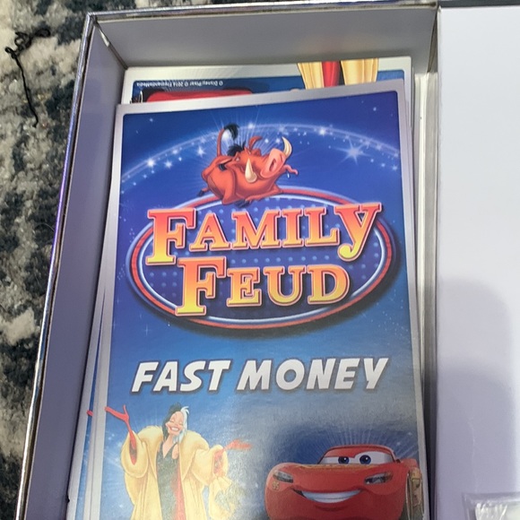 NEVER USED DISNEY FAMILY FEUD GAME - Picture 8 of 9